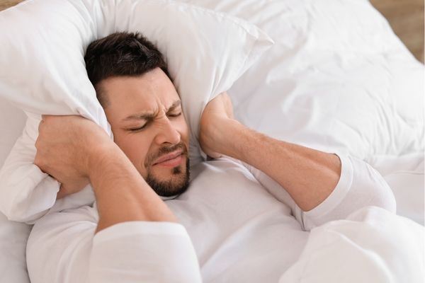 Ù tai khi ngủ gây nhiều khó chịu